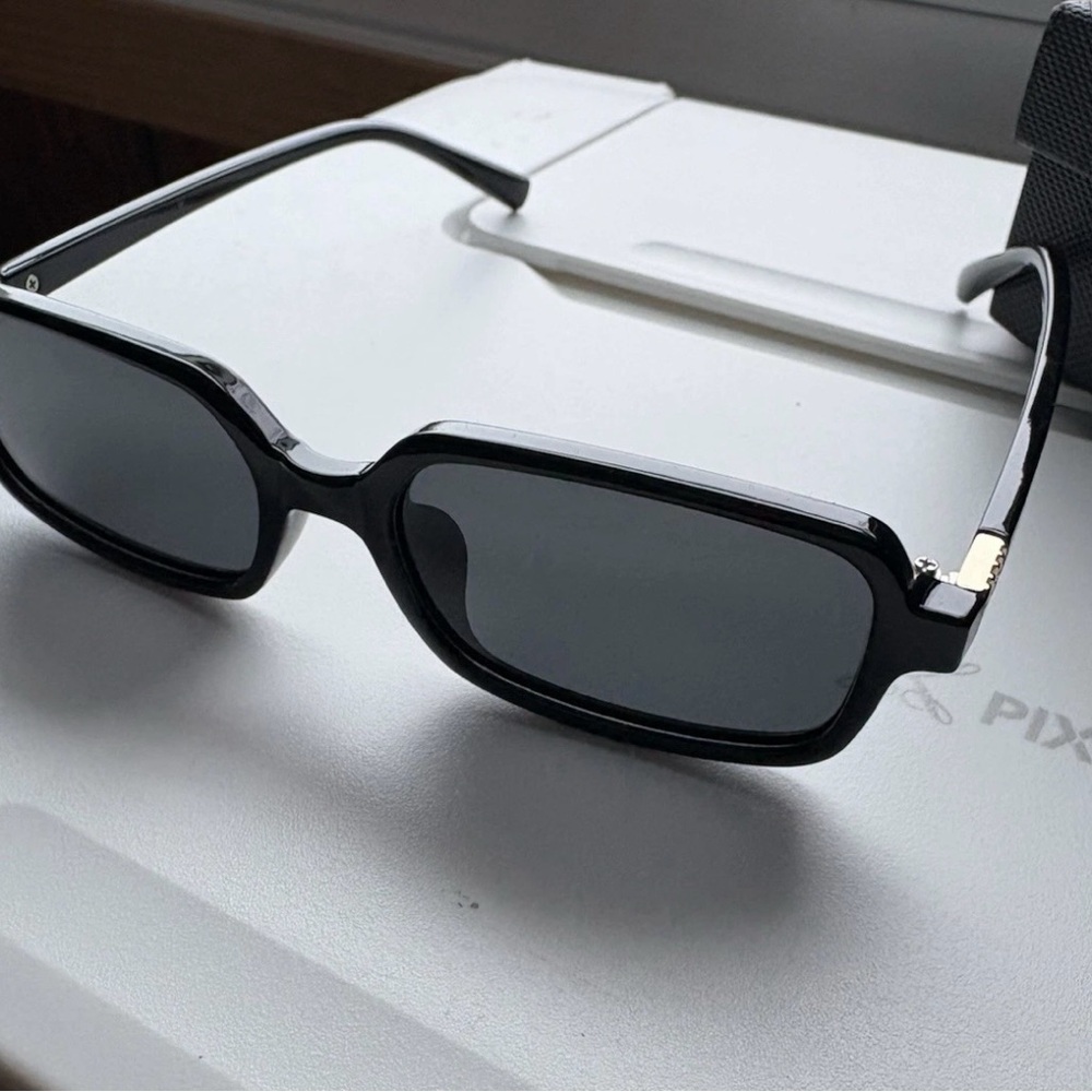 Sleek Black Rectangular Sunglasses - image 1